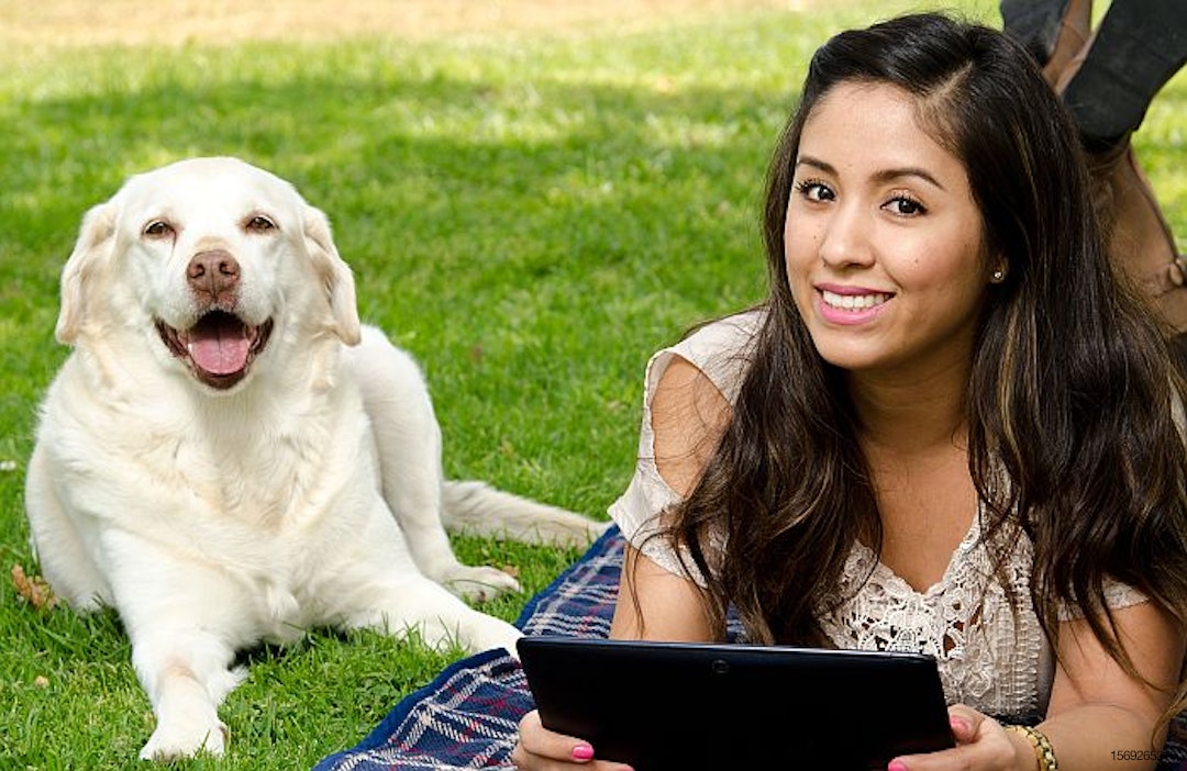 woman-dog-computer-tablet-Latina-online-e-commerce.jpg