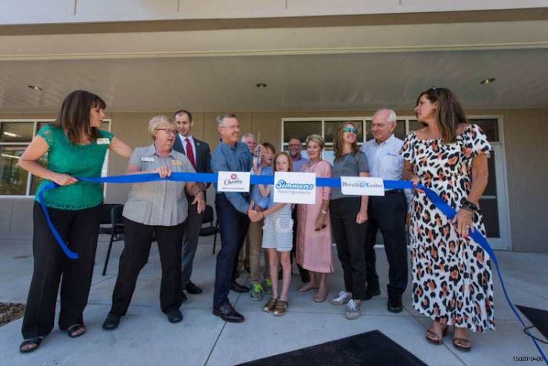 Simmons-Foods-ribbon-cutting